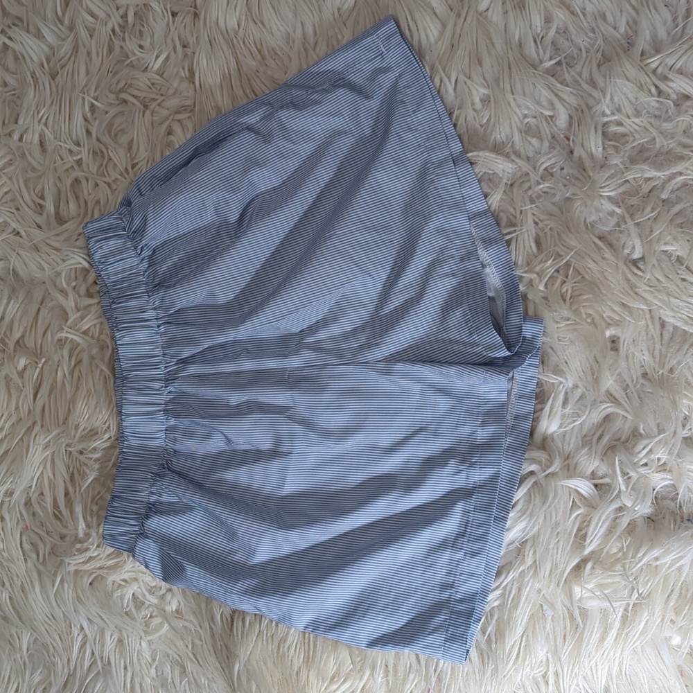 Lightweight shorts with pockets